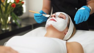 Güzellik kliniğinde beyaz bir kadının cilt bakımını yaptırdığı yüksek açılı bir görüntü. Güzellik tedavi konsepti. Yüksek kalite 4k görüntü