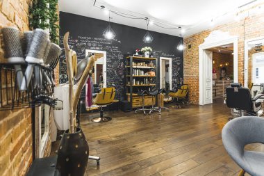 Sandalyeleri, aynaları ve benzeri şeyleri olan rahat ve güzel bir salonun modern iç mekanı. Güzellik konsepti Yüksek kalite fotoğraf