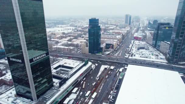 2022年11月21日ポーランド ワルシャワ ポーランドの冬 セントラムLimなどの高層ビルが建ち並ぶ近代的な街 交通と通勤の概念 高品質4K映像 — ストック動画