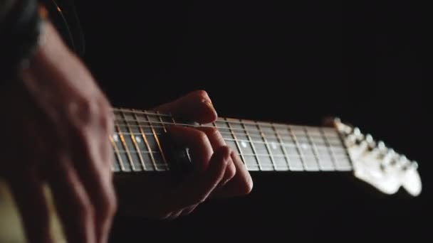 Primer Plano Manos Hombre Tocando Guitarra Eléctrica Imágenes Alta Calidad — Vídeos de Stock