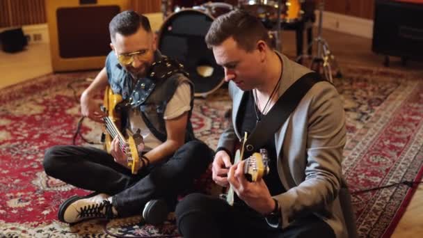 Männliche Gitarristen Einer Musikband Lernen Einen Neuen Song Sitzen Mit — Stockvideo