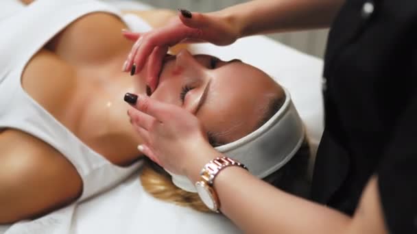 Blond Smuk Ung Kaukasisk Kvinde Får Massage Ansigtet Afslappende Hudpleje – Stock-video