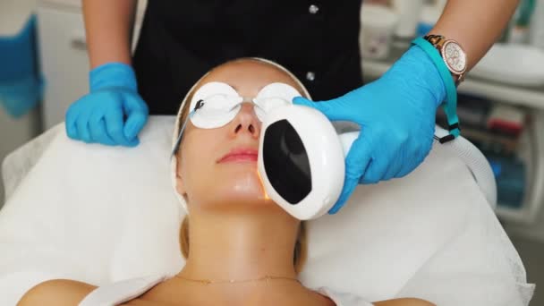 一名高加索妇女在美容外科中心接受非手术式面部摘除术的中特写镜头 面部治疗 高质量的4K镜头 — 图库视频影像