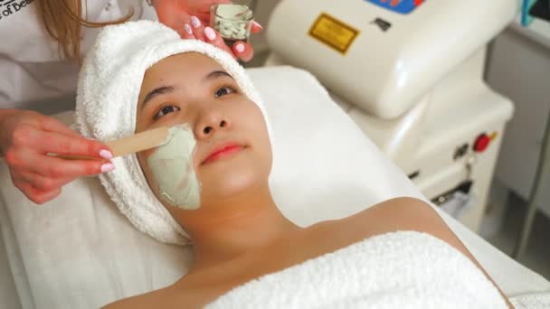 Charmerende Asiatisk Kvinde Der Har Ansigtsbehandlinger Skønhedsklinikken Medium Closeup Høj – Stock-video