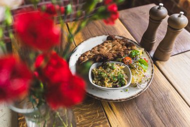 Kızarmış lahana ile servis edilen domuz pirzolasının yüksek açılı görüntüsü. Geleneksel Polonya mutfağı. Beslenme ve gıda konsepti. Yüksek kalite fotoğraf