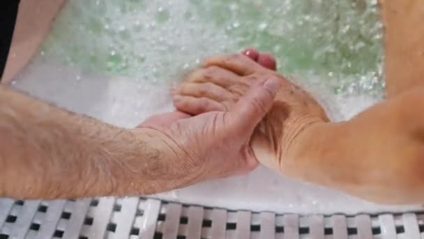 Zbliżenie Starszego Mężczyzny Kobiety Trzymających Się Ręce Jacuzzi Bąbelkami Wysokiej — Wideo stockowe
