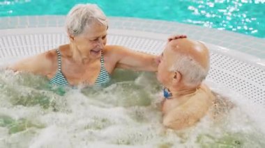 Yaşlı bir çift tatilde kaplıca küvetinin keyfini çıkarıyor. Yüksek kalite 4k görüntü