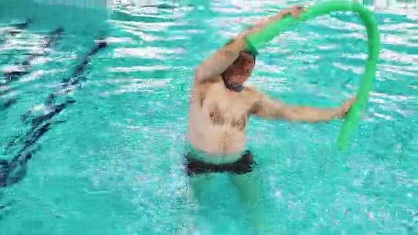 Yaş Üstü Bir Adam Havuzda Erişteyle Çalışıyor Yüksek Kalite Görüntü — Stok video