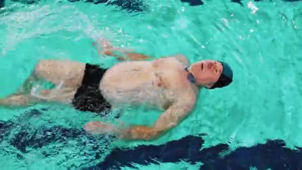Starší Muž Nad Let Plaval Bazénu Zádech Vysoce Kvalitní Záběry — Stock video