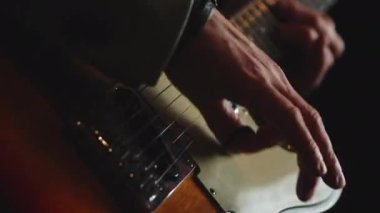Elektro gitar çalan erkek ellerine yakın çekim. Yüksek kalite 4k görüntü