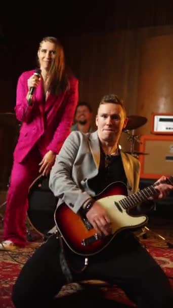 Adam Dizlerinin Üstünde Gitar Çalıyor Stüdyoda Bir Müzik Grubuyla Şarkı — Stok video
