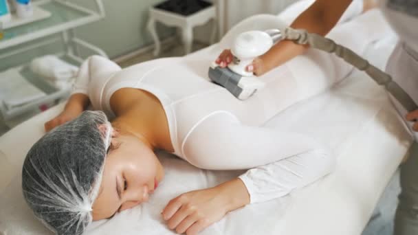 Vista Close Profissional Dando Cliente Massagem Celulite Centro Cosmetologia Conceito — Vídeo de Stock