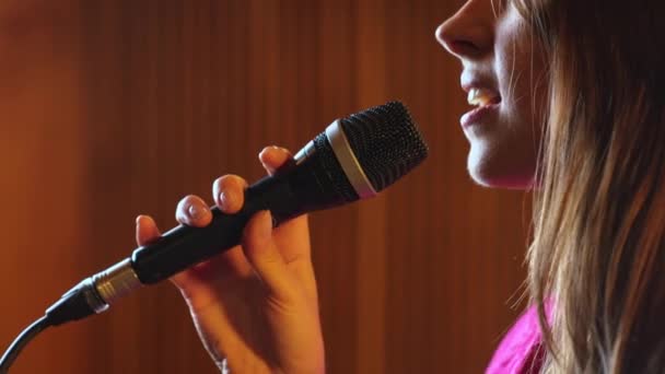 Закройте Певицу Выступающую Микрофоном Сопровождающей Музыкальной Группой Высококачественные Кадры — стоковое видео