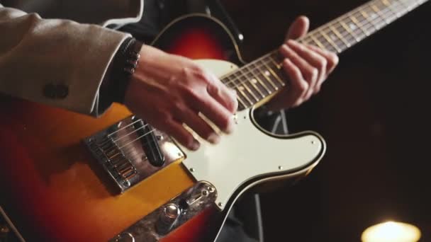 Großaufnahme Von Menschenhänden Die Gitarre Spielen Hochwertiges Filmmaterial — Stockvideo