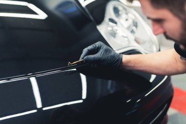 Profesyonel araba tamiri, siyah lüks araba konusunda uzman tarafından yapıldı. Araç detayı. Yüksek kalite fotoğraf