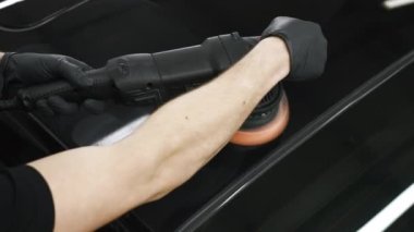 Özel cilalama makinesinin çalışmalarını gösteren bir fotoğraf. Çalışmalarının etkisi hemen görülebiliyor. Yakın plan. Yüksek kalite 4k görüntü