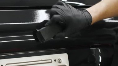 Bir uzmanın araba gövdesine seramik kaplama uygulaması dikey hareket. Yakın çekim. - Evet. Yüksek kalite 4k görüntü