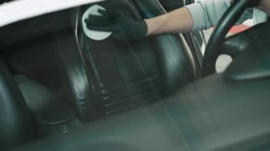 Arabayı siyaha boyarken sakallı bir adam. Ön camdan bir görüntü. Yüksek kalite 4k görüntü