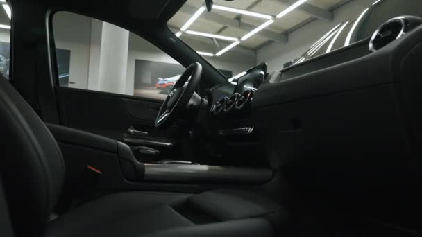 Câmera Aproximando Lentamente Volante Dentro Carro Interior Preto Com Acessórios — Vídeo de Stock