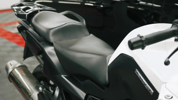 Disparo Lento Motocicleta Blanco Negro Imágenes Alta Calidad — Vídeos de Stock