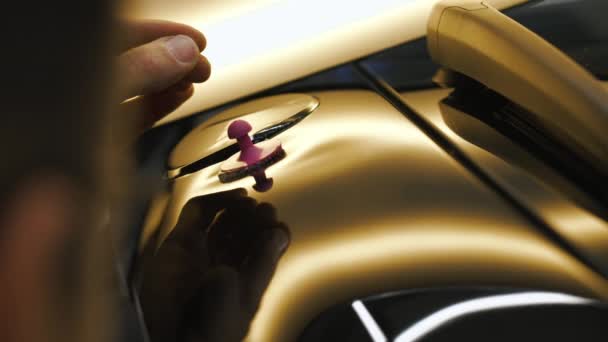 Ręka Podczas Usuwania Wgnieceń Tablicy Rejestracyjnej Samochód Jest Złoty Złote — Wideo stockowe