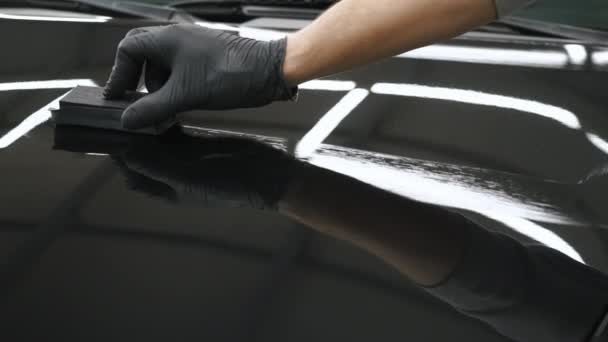 Profesjonalne Powolne Nakładanie Powłoki Ceramicznej Czarny Nadwozie Samochodu Ekspert Nosi — Wideo stockowe
