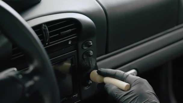 Powolny Strzał Aby Pokazać Umiejętne Czyszczenie Wnętrza Samochodu Pomocą Szczotki — Wideo stockowe