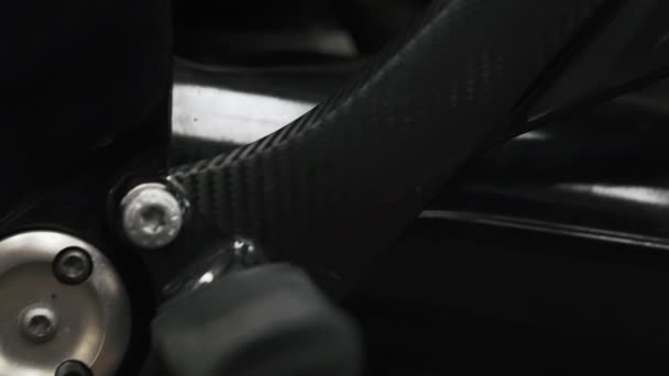 摩托车黑色部分的特写 特写慢慢向上移动 高质量的4K镜头 — 图库视频影像