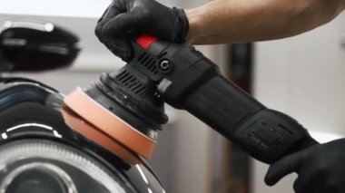 Aktif hale getirme makinesinin kısa şarjörü. Profesyonel bir galeride siyah bir araba. - Evet. Yüksek kalite 4k görüntü