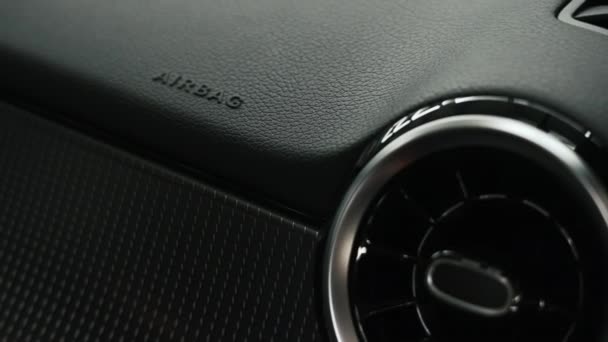 閉じるエアバッグの碑文のアップ シルバーベントと黒の車のインテリア 極端なクローズアップショット 高品質4K映像 — ストック動画