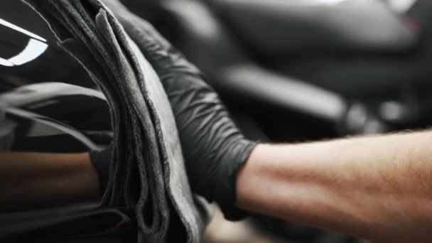 将陶瓷涂层涂在黑色的车体上 专家戴着一只黑色手套 高质量的4K镜头 — 图库视频影像