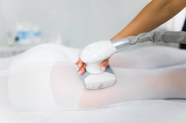 Endermoloji lipomasaj prosedürü sırasında bir bacak fotografı. Estetik tıp konsepti. Güzellik konsepti. Yüksek kalite fotoğraf