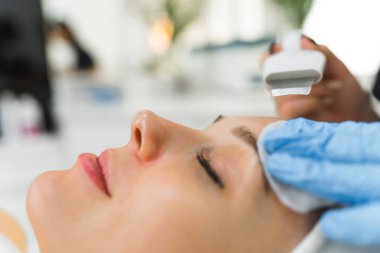 Mikro cilt bakımı sırasında bir kadının yüzüne yakın çekim. Güzellik konsepti. Yüksek kalite fotoğraf