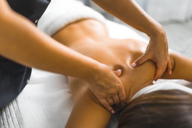 Kadınlara masaj yapan bir çift elin yakın plan fotoğrafı. Güzellik konsepti. Spa konsepti. Yüksek kalite fotoğraf