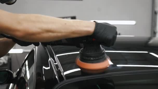Tamircinin Siyah Arabayı Parlattığı Cilalama Makinesi Kullandığı Anın Yakın Çekimi — Stok video