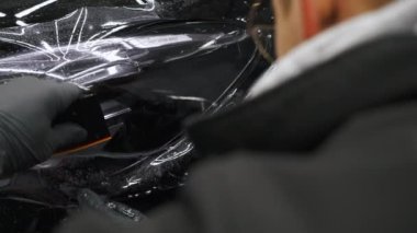Uzman tarafından araba lambalarına boya sürmenin başlangıcı. Bu görev için profesyonel ekipmanlar kullanılır. Yüksek kalite 4k görüntü