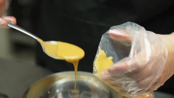 厨师手将焦糖从碗中放进管道袋中的顶部视图 高质量的4K镜头 — 图库视频影像