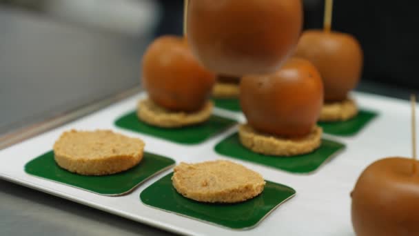 Closeup View Apples Covered Caramel Sticks Them Delecious Dessert High — Stockvideo