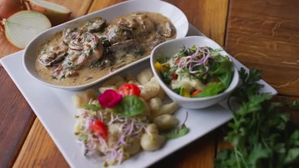 Potato Dumplings Tenderloins Mushroom Sauce Parsley Next White Plate Restaurant — Stockvideo