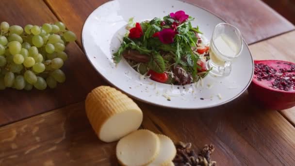 Restaurant Dish Tasty Duck Salad Served Edible Flowers Traditional Polish — Stockvideo