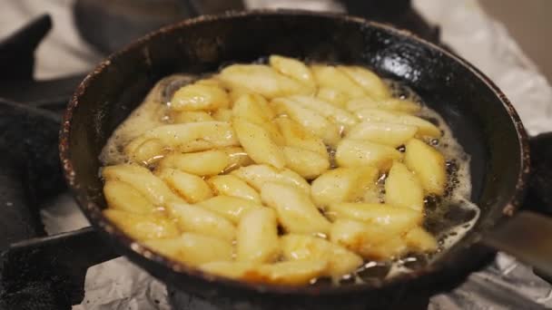 土豆饺子 Kopytka 在油锅里 波兰传统烹饪理念 餐厅的煤气炉 高质量的4K镜头 — 图库视频影像