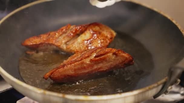 在煎锅上倒入鱼片 肉食来自波兰菜的概念 两片鸭片在油中油炸 闭塞射击 高质量的4K镜头 — 图库视频影像