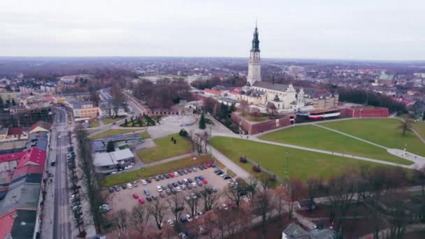 Shot Shows White Church Located City Green Lawn Next Dron — Stock video