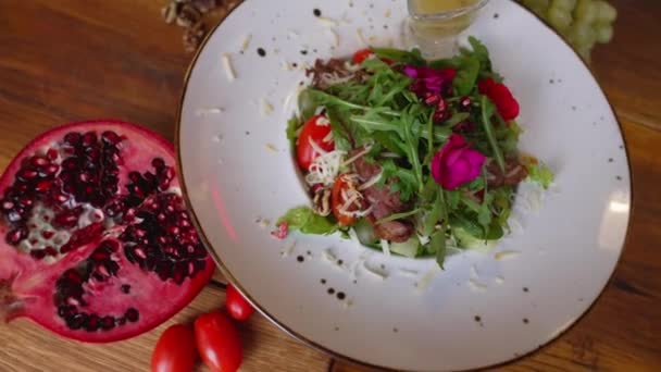 Κάτοψη Του Πιάτου Ζυμαρικών Ζυμαρικά Ταλιολίνι Γαρίδες Λευκό Πιάτο Σκόρδο — Αρχείο Βίντεο