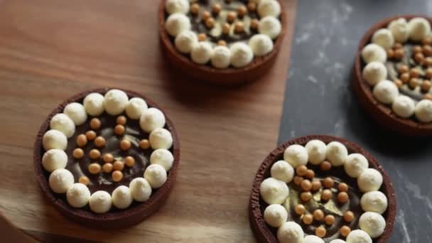 Top View Four Beautiful Small Chocolate Tarts Decorated Small Meringues — Stockvideo