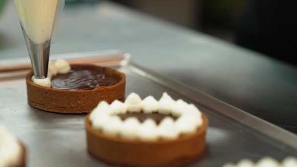 Baker Piping Cream Chocolate Cakes Bakery Dessert Concept High Quality — Stock videók
