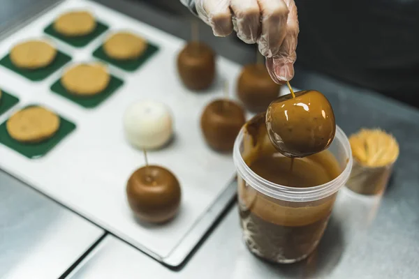 Overhead View Professional Baker Glazing Caramel Apple Dessert Assembling Process — Fotografia de Stock