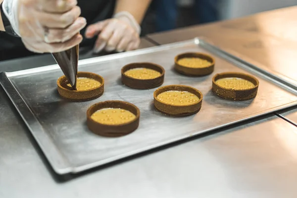 Unrecognisable Baker Piping Chocolate Ganache Filled Mini Tart Crusts Professional — Fotografia de Stock