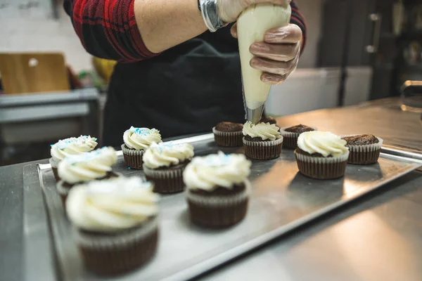 Female Baked Black Apron Piping White Frosting Chocolate Cupcakes Siler — Fotografia de Stock