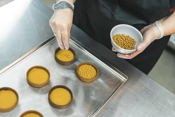 Top View Professional Baker Wearing Black Apron Sprinkling Golden Sprinkles — Fotografia de Stock